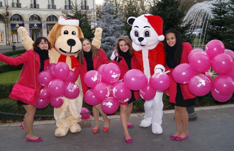 mascotte de noel dans la rue