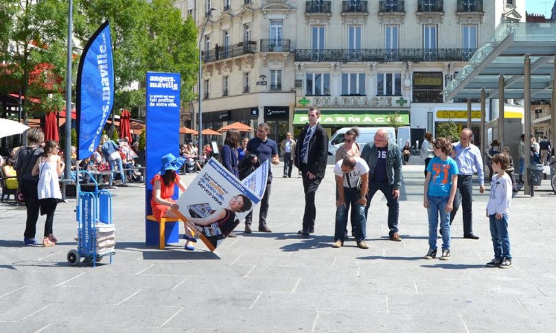 Animation journaux géants publicitaires